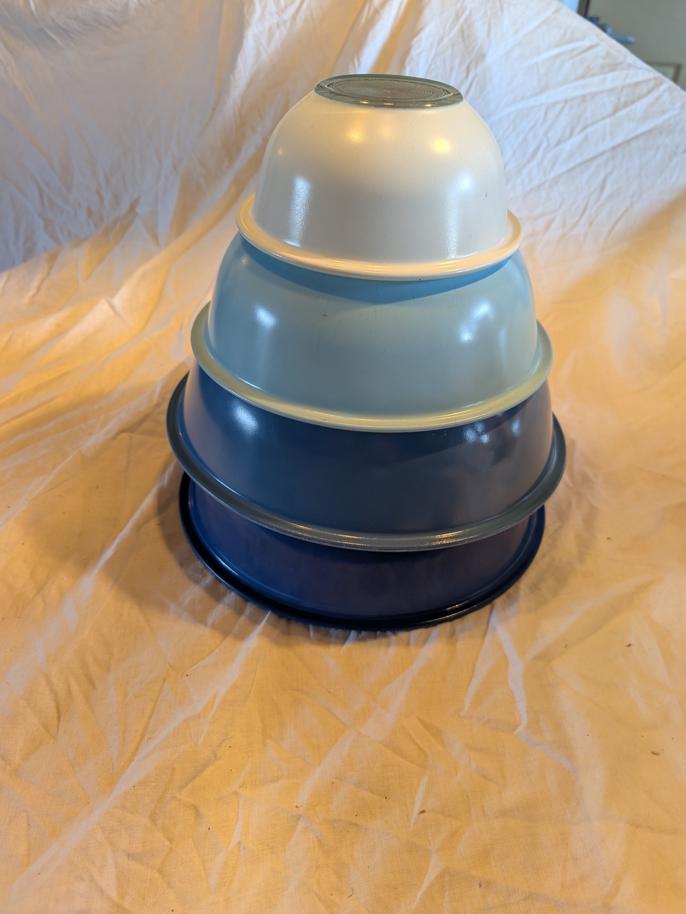 2/160$ Pyrex Nesting Mixing Bowls in White and Blue Tones